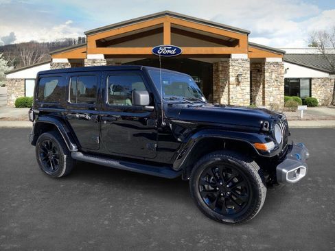 Used 2022 Jeep Wrangler Unlimited Sahara w/ Cold Weather Group image 3