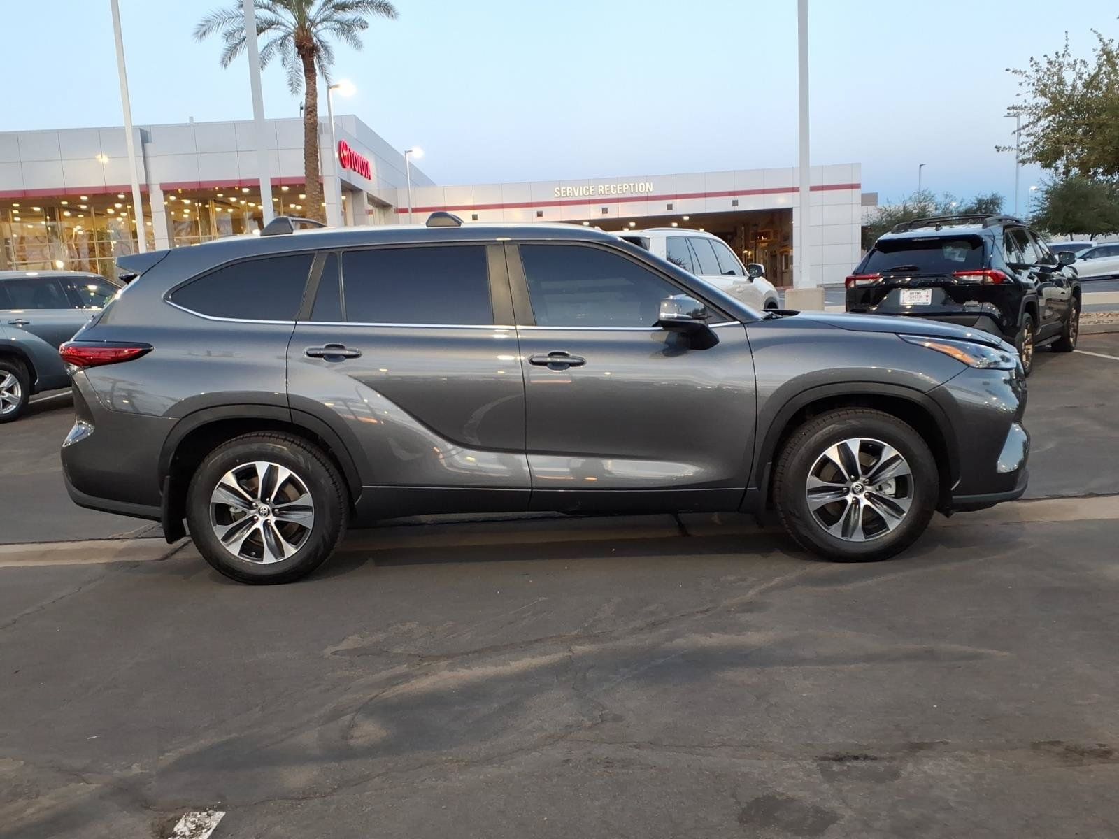 Used 2023 Toyota Highlander XLE FWD image 3