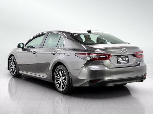 Used 2022 Toyota Camry XLE FWD image 3