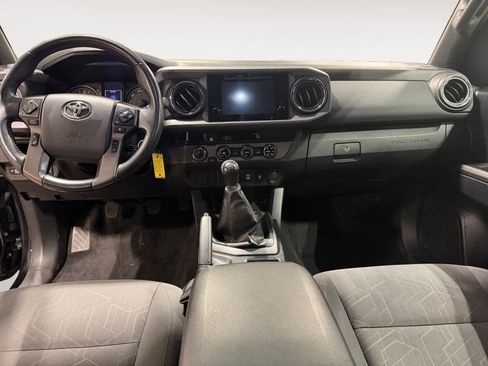 Used 2018 Toyota Tacoma TRD Sport image 12