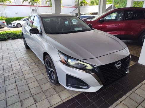 Used 2025 Nissan Altima 2.5 SR FWD image 3