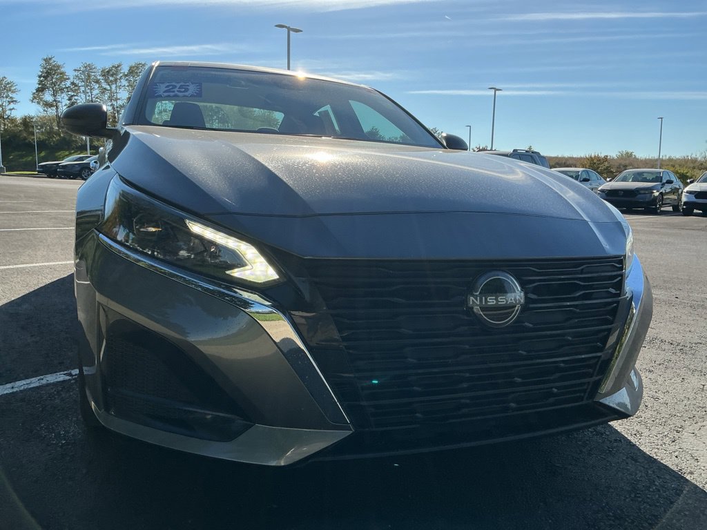 Used 2025 Nissan Altima 2.5 SV FWD image 14
