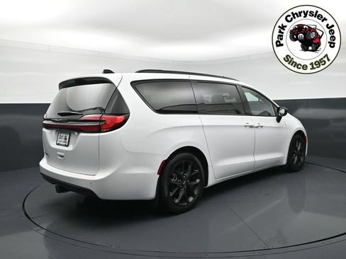 Used 2024 Chrysler Pacifica Touring-L w/ S Appearance Package FWD image 6
