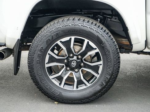 Used 2021 Toyota Tacoma TRD Sport w/ Technology Package AWD/4WD image 11