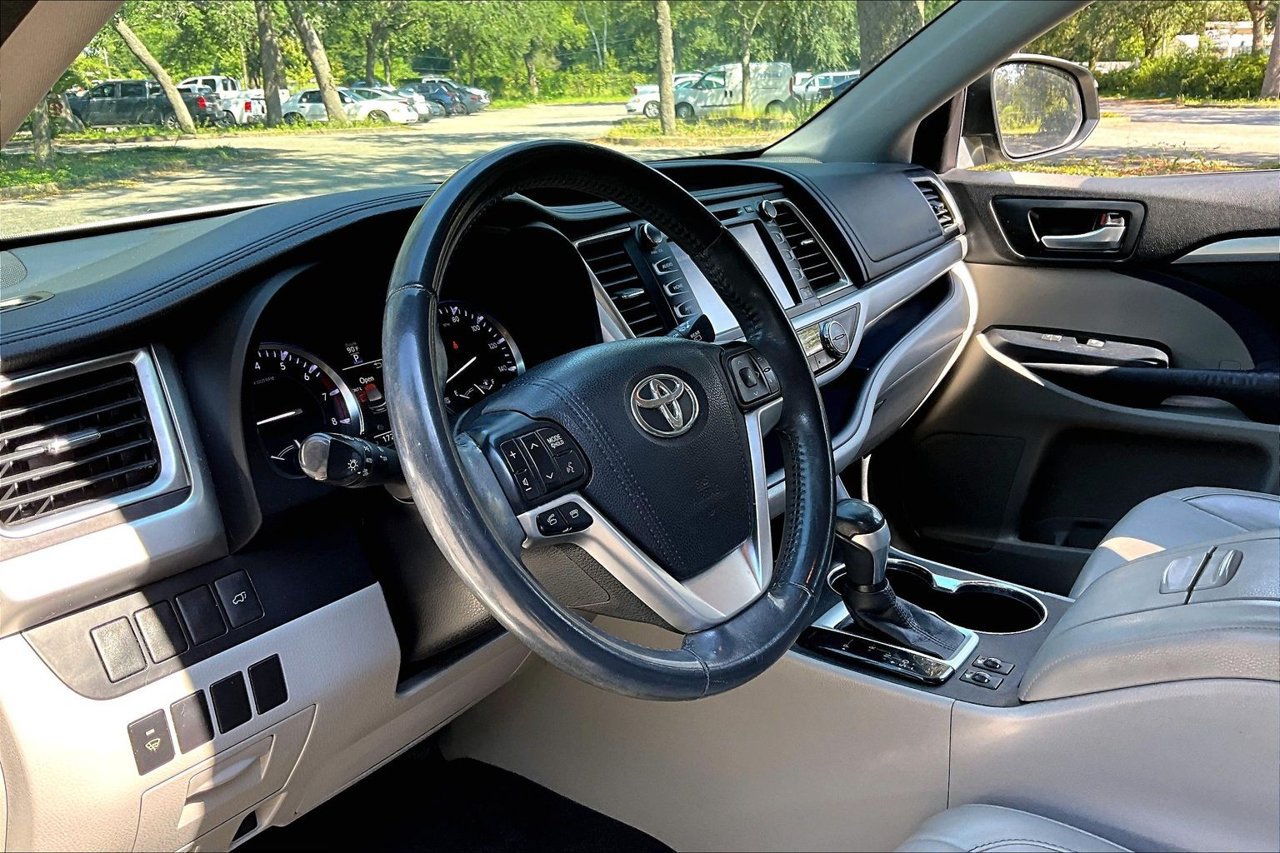 Used 2016 Toyota Highlander XLE FWD image 14