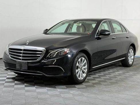 Used 2019 Mercedes-Benz E 300 4MATIC image 2