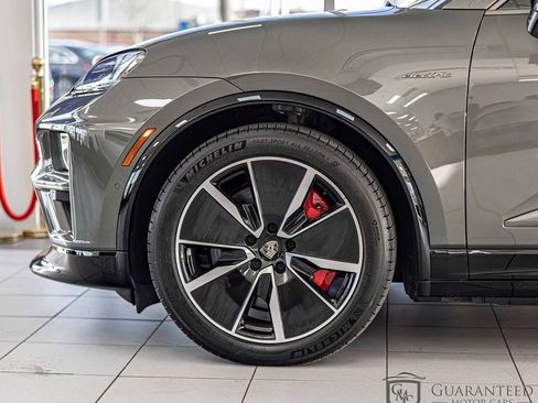Used 2025 Porsche Macan Turbo Electric AWD/4WD image 8