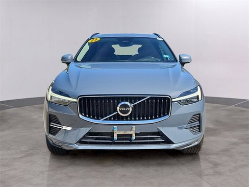 Used 2023 Volvo XC60 B5 Core image 2