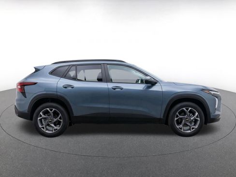Used 2025 Chevrolet Trax LT FWD image 10