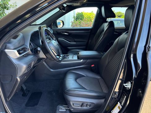 Used 2024 Toyota Highlander XSE FWD image 28