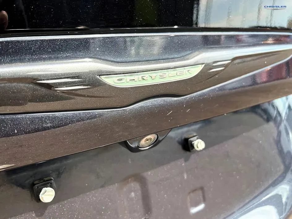 Used 2019 Chrysler Pacifica Touring-L w/ Advanced Safetytec Group FWD image 24
