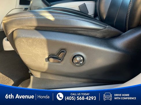 Used 2023 Chrysler Pacifica Touring-L FWD image 32