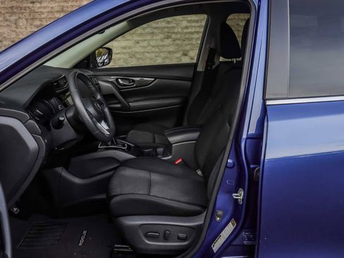 Used 2017 Nissan Rogue SV w/ SV Premium Package image 24