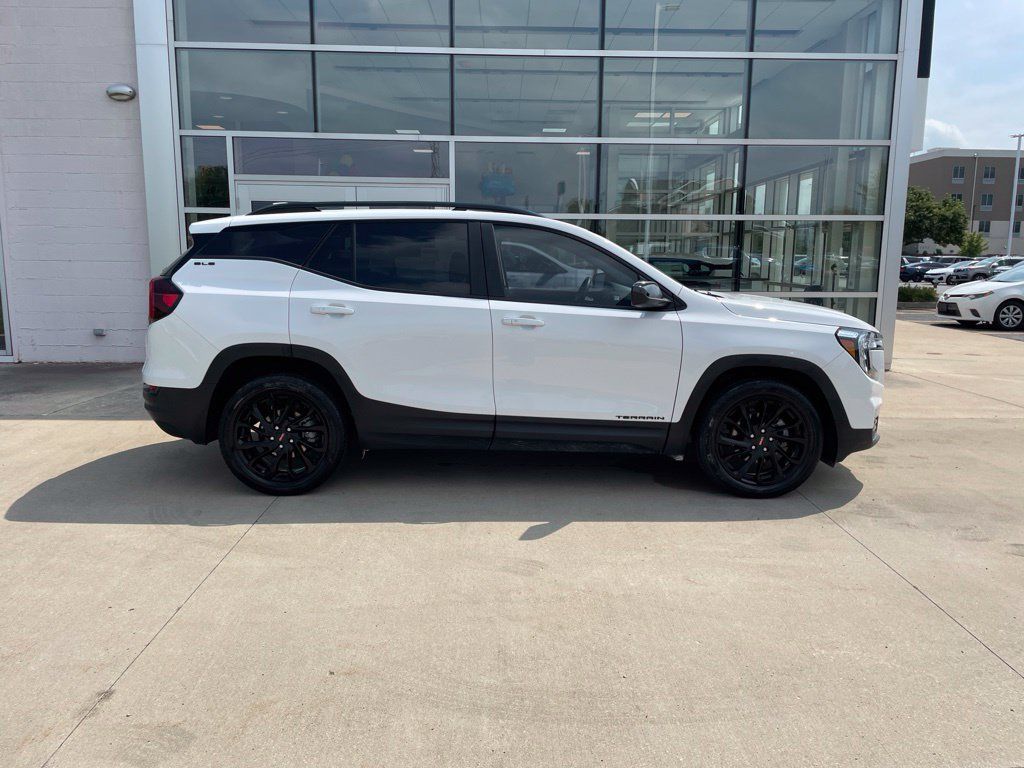 Used 2024 GMC Terrain SLE w/ Elevation Edition FWD image 4