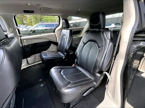 Used 2023 Chrysler Pacifica Touring-L FWD image 21
