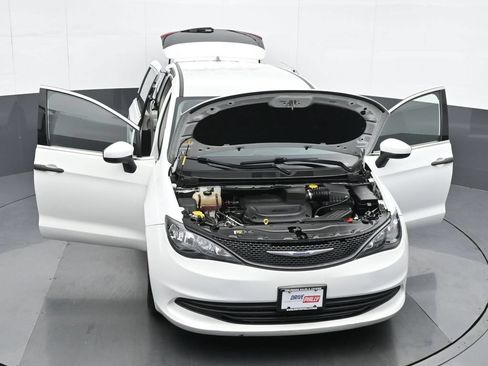 Used 2020 Chrysler Voyager L FWD image 35