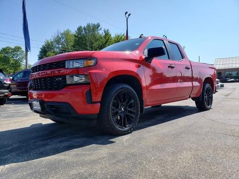 Used 2019 Chevrolet Silverado 1500 Custom w/ Custom Value Package AWD/4WD image 3