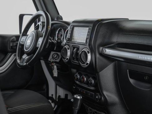 Used 2014 Jeep Wrangler Unlimited Sahara w/ Dual Top Group AWD/4WD image 23