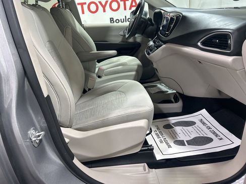 Used 2018 Chrysler Pacifica Touring Plus image 13