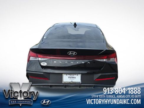 Used 2024 Hyundai Elantra SE FWD image 6