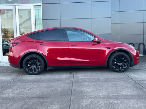 Used 2023 Tesla Model Y Long Range image 2