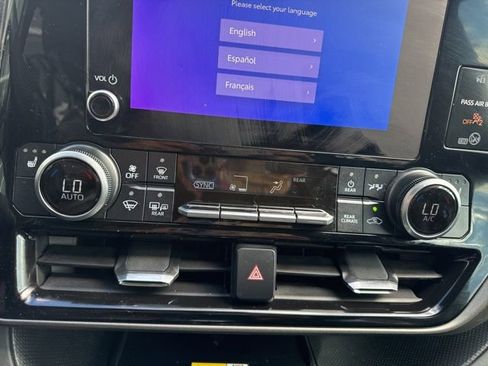 Used 2023 Toyota Highlander XLE AWD/4WD image 16