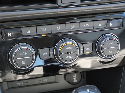 Certified 2022 Volkswagen Taos SEL image 24