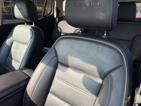 Used 2021 GMC Acadia Denali w/ Denali Technology Package image 9