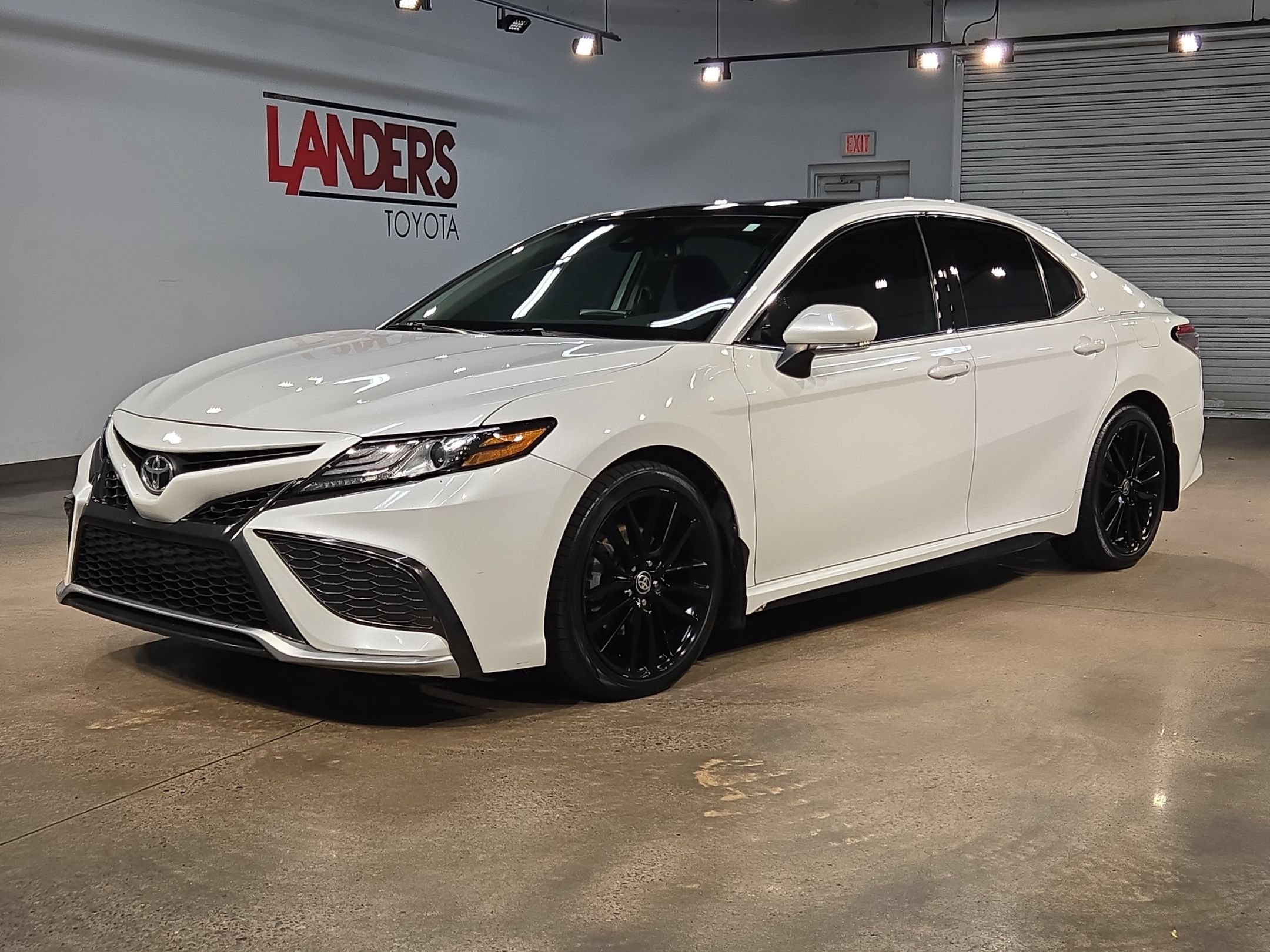 Used 2021 Toyota Camry XSE FWD image 3