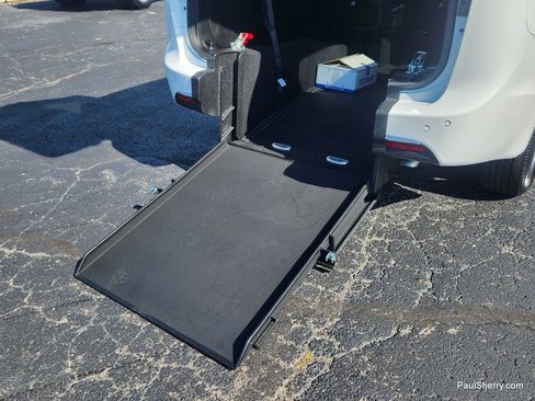 Used 2026 Chrysler Pacifica Select FWD image 2