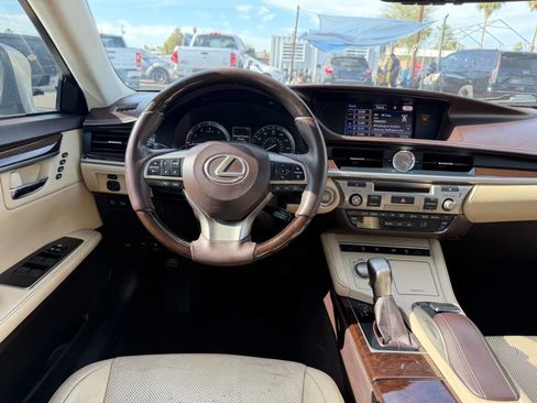 Used 2016 Lexus ES 350 w/ Luxury Package w/Wood Trim image 18
