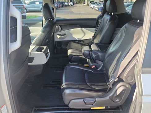 Used 2023 Kia Carnival LX FWD image 13