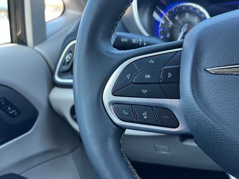 Used 2024 Chrysler Pacifica Touring-L FWD image 24