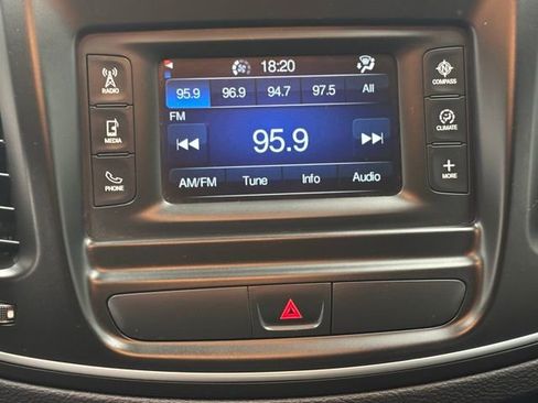 Used 2016 Chrysler 200 Limited image 19