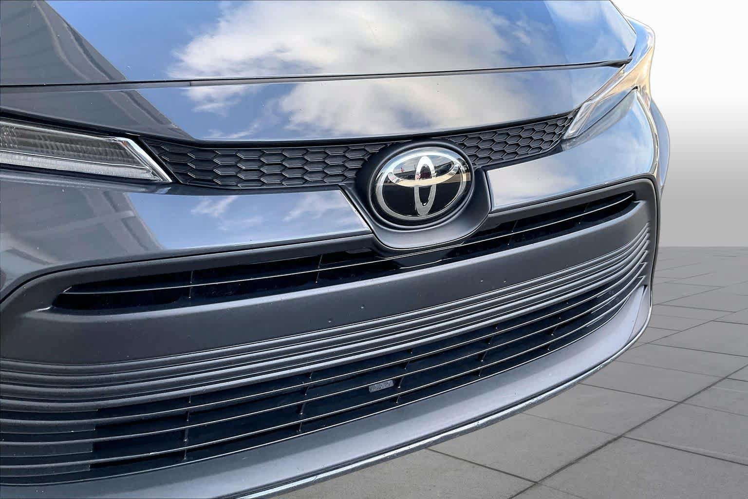 Used 2025 Toyota Corolla LE FWD image 30