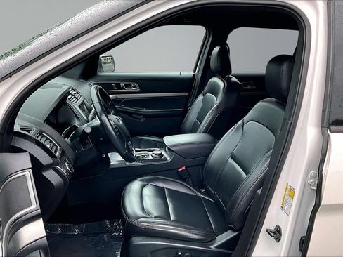 Used 2019 Ford Explorer XLT w/ Equipment Group 202A AWD/4WD image 10
