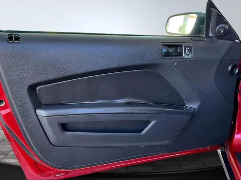 Used 2010 Ford Mustang image 17