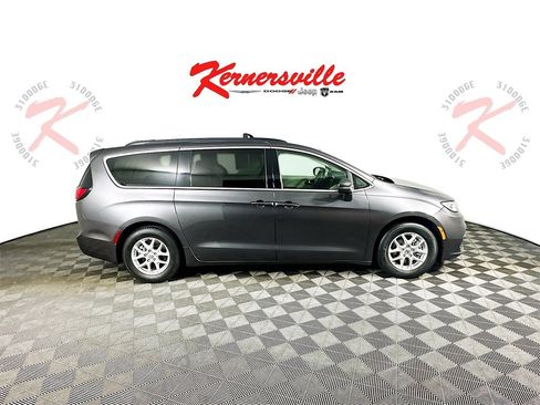 Used 2022 Chrysler Pacifica Touring-L image 8