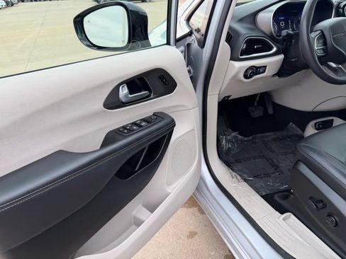 Used 2024 Chrysler Pacifica Touring-L FWD image 15