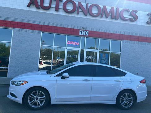 Used 2018 Ford Fusion SE FWD image 2