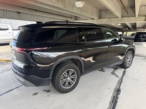 Used 2025 Chevrolet Traverse LT FWD image 16