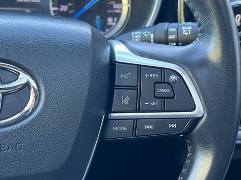 Certified 2022 Toyota Highlander XLE AWD/4WD image 28
