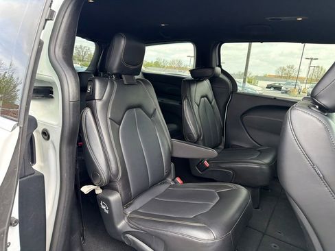 Used 2025 Chrysler Pacifica Select FWD image 48