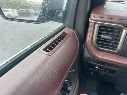 Used 2024 Ford Expedition Limited image 19