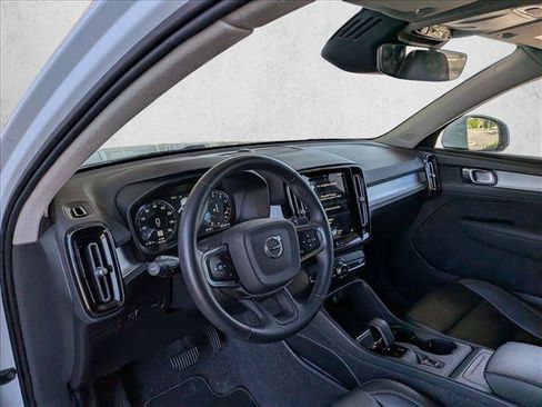 Used 2022 Volvo XC40 T4 Momentum FWD image 9