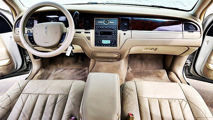 Used 2006 Lincoln Town Car Signature RWD image 14