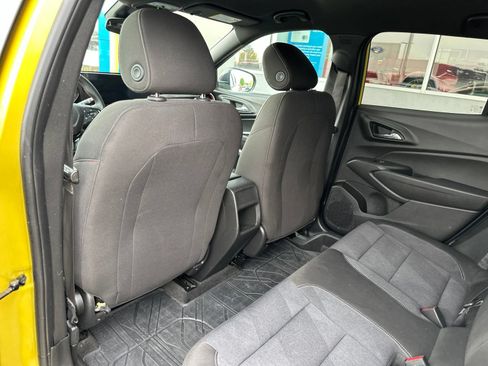 Used 2025 Chevrolet Trax RS FWD image 4