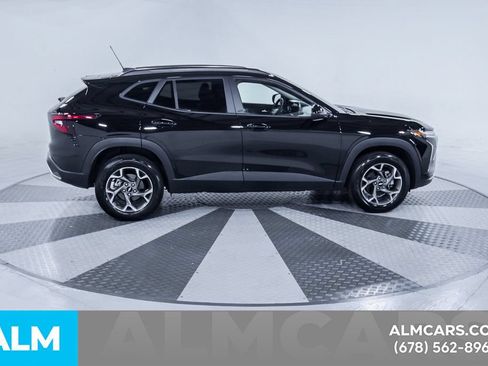 Used 2025 Chevrolet Trax LT FWD image 11