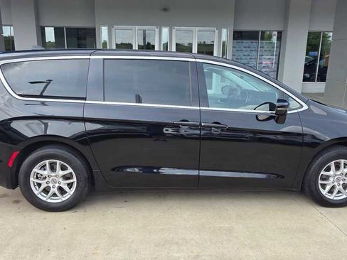 Used 2024 Chrysler Pacifica Touring-L image 6