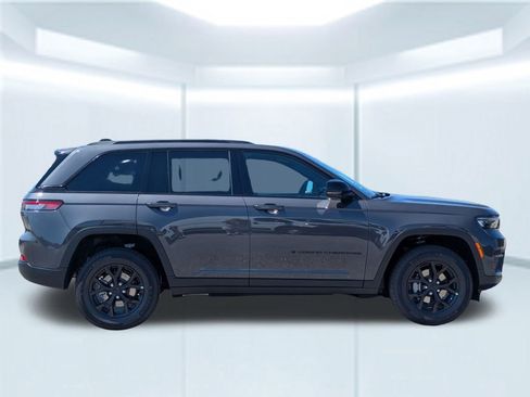New 2025 Jeep Grand Cherokee Altitude image 7